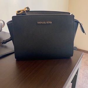 • Michael Kors Selma Medium Saffiano Leather Crossbody Bag